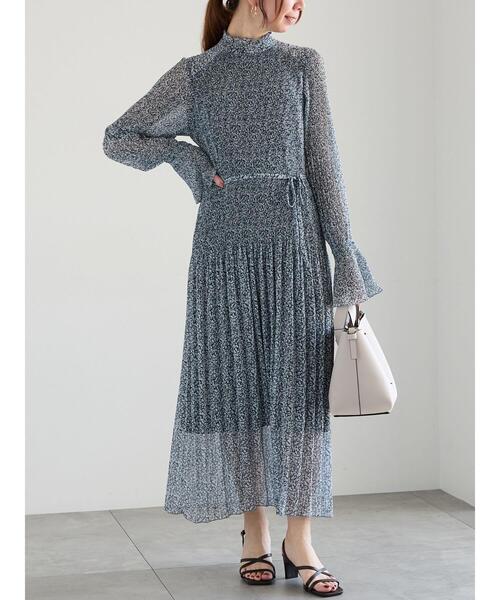 Te chichi(テチチ)の「【宮本茉由着用】小花柄プリーツワンピース(ワンピース・レディース・ネイビー/グレー・F)」の2枚目の写真