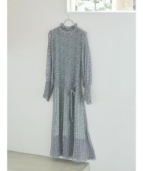 Te chichi(テチチ)の「【宮本茉由着用】小花柄プリーツワンピース(ワンピース・レディース・ネイビー/グレー・F)」の4枚目の写真