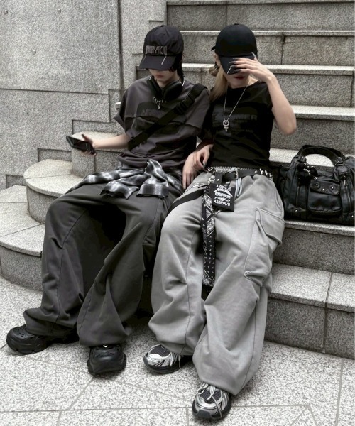 Never mind the XU / Chikashitsu+（ネバーマインド ザ エックスユー / チカシツプラス）の「【nmtc+】oversized pigment sweat cargo pants / 【エヌエムティーシープラス】オーバーサイズピグメントスウェットカーゴパンツ（スウェットパンツ・メンズ・チャコール/グレー・ONE SIZE）」の2枚目の写真