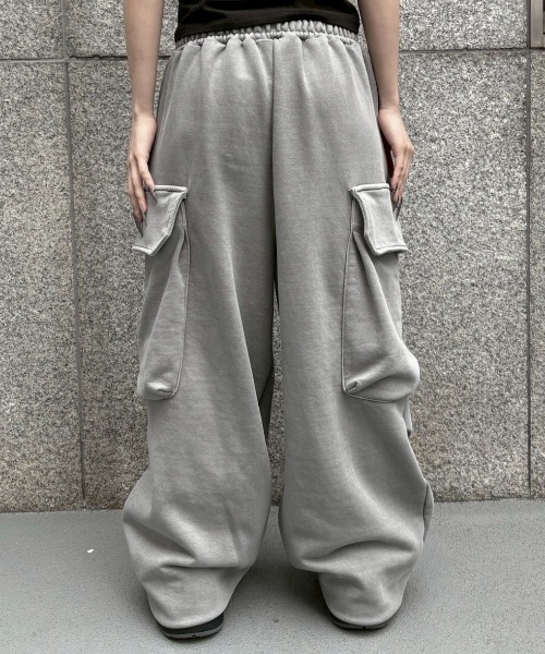 Never mind the XU / Chikashitsu+（ネバーマインド ザ エックスユー / チカシツプラス）の「【nmtc+】oversized pigment sweat cargo pants / 【エヌエムティーシープラス】オーバーサイズピグメントスウェットカーゴパンツ（スウェットパンツ・メンズ・チャコール/グレー・ONE SIZE）」の12枚目の写真