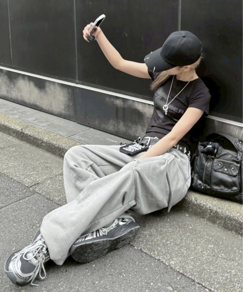Never mind the XU / Chikashitsu+（ネバーマインド ザ エックスユー / チカシツプラス）の「【nmtc+】oversized pigment sweat cargo pants / 【エヌエムティーシープラス】オーバーサイズピグメントスウェットカーゴパンツ（スウェットパンツ・メンズ・チャコール/グレー・ONE SIZE）」の7枚目の写真