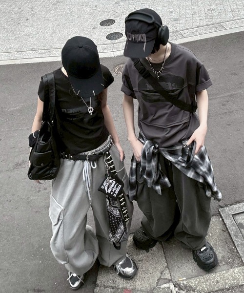 Never mind the XU / Chikashitsu+（ネバーマインド ザ エックスユー / チカシツプラス）の「【nmtc+】oversized pigment sweat cargo pants / 【エヌエムティーシープラス】オーバーサイズピグメントスウェットカーゴパンツ（スウェットパンツ・メンズ・チャコール/グレー・ONE SIZE）」の4枚目の写真