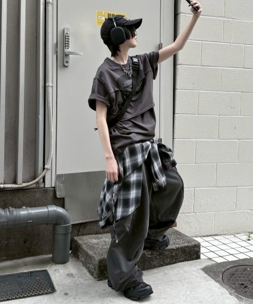 Never mind the XU / Chikashitsu+（ネバーマインド ザ エックスユー / チカシツプラス）の「【nmtc+】oversized pigment sweat cargo pants / 【エヌエムティーシープラス】オーバーサイズピグメントスウェットカーゴパンツ（スウェットパンツ・メンズ・チャコール/グレー・ONE SIZE）」の21枚目の写真