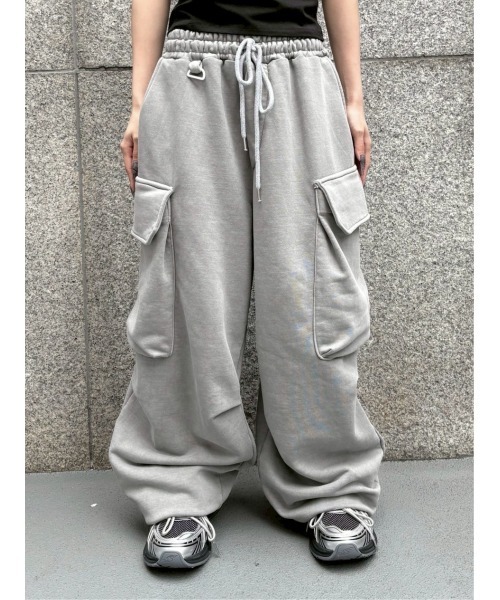 Never mind the XU / Chikashitsu+（ネバーマインド ザ エックスユー / チカシツプラス）の「【nmtc+】oversized pigment sweat cargo pants / 【エヌエムティーシープラス】オーバーサイズピグメントスウェットカーゴパンツ（スウェットパンツ・メンズ・チャコール/グレー・ONE SIZE）」の10枚目の写真