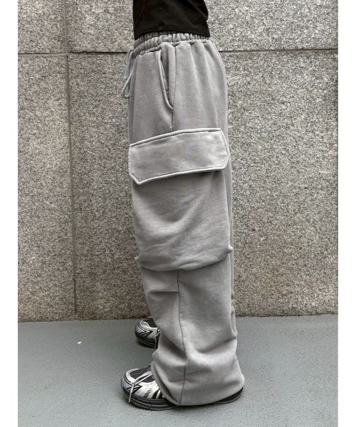 Never mind the XU / Chikashitsu+（ネバーマインド ザ エックスユー / チカシツプラス）の「【nmtc+】oversized pigment sweat cargo pants / 【エヌエムティーシープラス】オーバーサイズピグメントスウェットカーゴパンツ（スウェットパンツ・メンズ・チャコール/グレー・ONE SIZE）」の11枚目の写真