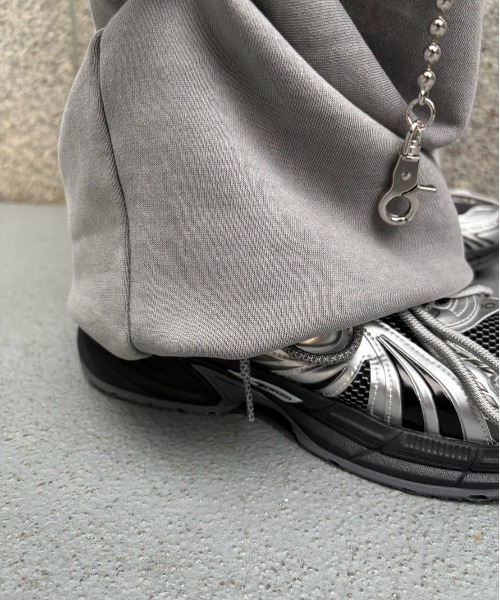 Never mind the XU / Chikashitsu+（ネバーマインド ザ エックスユー / チカシツプラス）の「【nmtc+】oversized pigment sweat cargo pants / 【エヌエムティーシープラス】オーバーサイズピグメントスウェットカーゴパンツ（スウェットパンツ・メンズ・チャコール/グレー・ONE SIZE）」の14枚目の写真