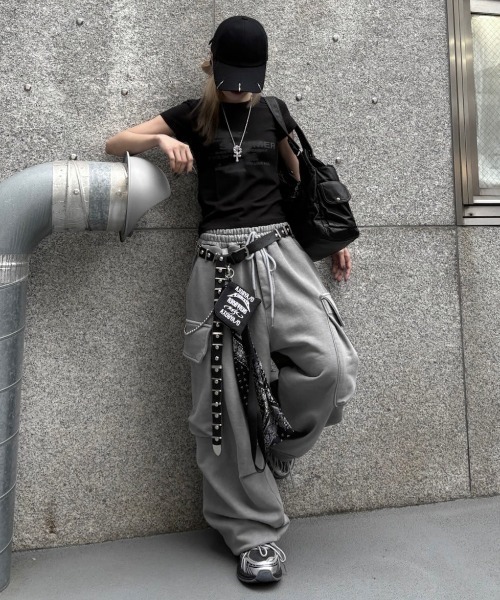 Never mind the XU / Chikashitsu+（ネバーマインド ザ エックスユー / チカシツプラス）の「【nmtc+】oversized pigment sweat cargo pants / 【エヌエムティーシープラス】オーバーサイズピグメントスウェットカーゴパンツ（スウェットパンツ・メンズ・チャコール/グレー・ONE SIZE）」の8枚目の写真