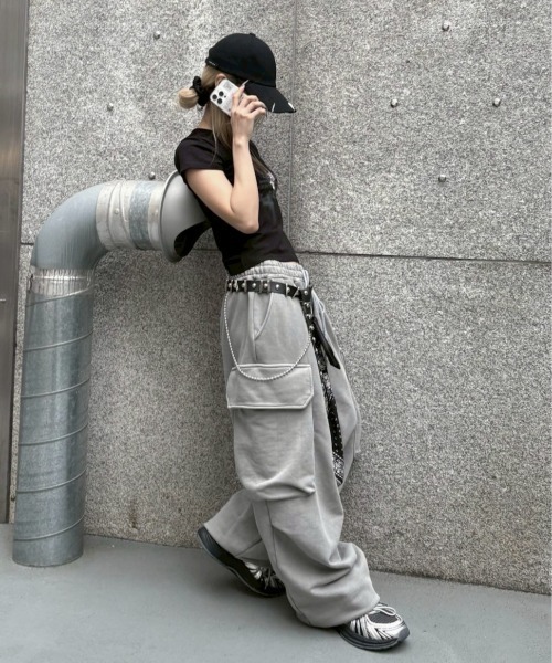 Never mind the XU / Chikashitsu+（ネバーマインド ザ エックスユー / チカシツプラス）の「【nmtc+】oversized pigment sweat cargo pants / 【エヌエムティーシープラス】オーバーサイズピグメントスウェットカーゴパンツ（スウェットパンツ・メンズ・チャコール/グレー・ONE SIZE）」の9枚目の写真