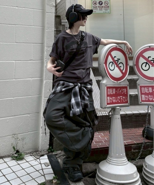 Never mind the XU / Chikashitsu+（ネバーマインド ザ エックスユー / チカシツプラス）の「【nmtc+】oversized pigment sweat cargo pants / 【エヌエムティーシープラス】オーバーサイズピグメントスウェットカーゴパンツ（スウェットパンツ・メンズ・チャコール/グレー・ONE SIZE）」の22枚目の写真