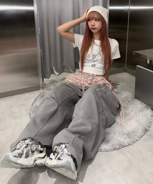 Never mind the XU / Chikashitsu+（ネバーマインド ザ エックスユー / チカシツプラス）の「【nmtc+】oversized pigment sweat cargo pants / 【エヌエムティーシープラス】オーバーサイズピグメントスウェットカーゴパンツ（スウェットパンツ・メンズ・チャコール/グレー・ONE SIZE）」の15枚目の写真