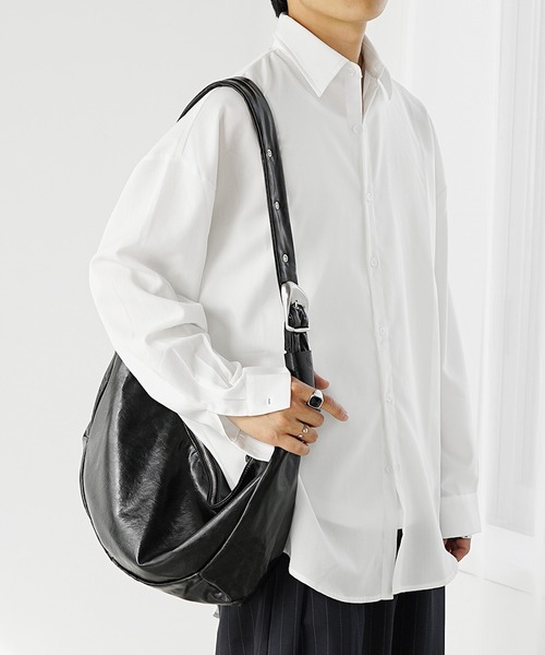 MinoriTY(マイノリティ)の「【MinoriTY】ヴィンテージPUハーフムーンショルダーバッグ メンズ ウィメンズ ユニセックス(ボディバッグ/ウエストポーチ・メンズ・ブラック/ホワイト・FREE)」の3枚目の写真