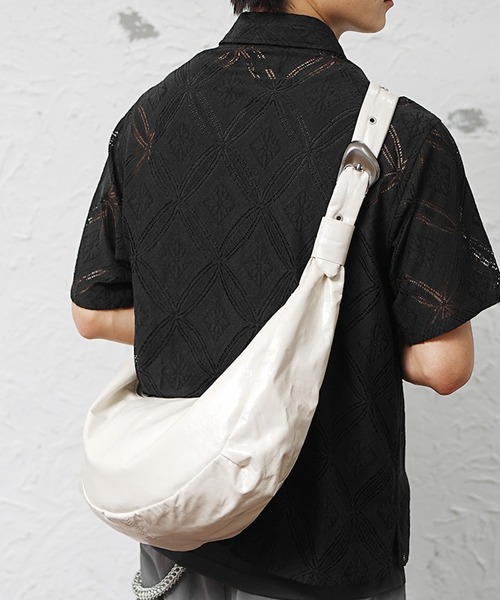 MinoriTY(マイノリティ)の「【MinoriTY】ヴィンテージPUハーフムーンショルダーバッグ メンズ ウィメンズ ユニセックス(ボディバッグ/ウエストポーチ・メンズ・ブラック/ホワイト・FREE)」の12枚目の写真