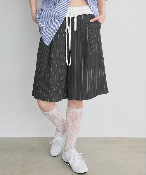 ad thie(アドティエ)の「ウエストフリル切替 ストライプ バミューダパンツ(その他パンツ・レディース・ブラック/グレー・FREE)」の2枚目の写真