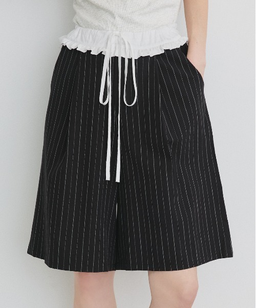 ad thie(アドティエ)の「ウエストフリル切替 ストライプ バミューダパンツ(その他パンツ・レディース・ブラック/グレー・FREE)」の1枚目の写真
