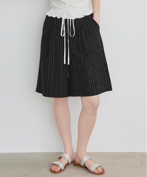 ad thie(アドティエ)の「ウエストフリル切替 ストライプ バミューダパンツ(その他パンツ・レディース・ブラック/グレー・FREE)」の9枚目の写真