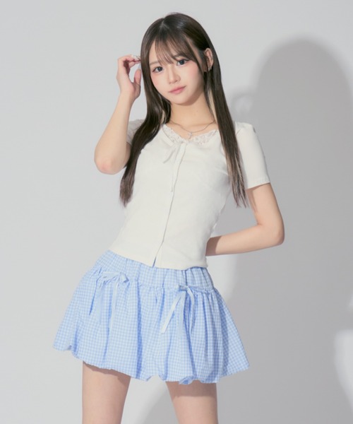 ALLuRing ChaRm(アリュリングチャーム)の「Ruffled Ribbon Cardigan / フリルリボンカーディガン(カーディガン/ボレロ・レディース・ブラック/グレー/ホワイト・FREE)」の2枚目の写真