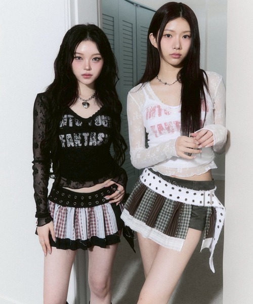 CHERRYQUIRI(チェリーキュリー)の「【CHERRYQUIRI】pleats layered belt / 【チェリーキュリー】プリーツレイヤードベルト(スカート・レディース・ブラック×レッド/ホワイト×カーキブラウン・ONE SIZE)」の2枚目の写真