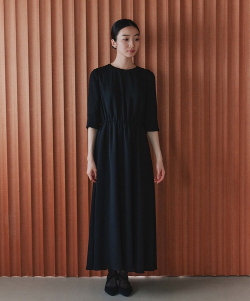 kaene（カエン）の「ライトシフォンミドルスリーブワンピース［ブラックフォーマル対応：自宅洗濯可］冠婚葬祭 礼服 喪服 入学式 卒業式 七五三 お宮参り【清涼裏地：春夏も対応】（ワンピース・レディース・ブラック・S/M/L）」の2枚目の写真