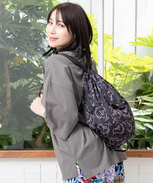 ScoLar（スカラー）の「652449：仲宗根泉(HY)コラボ 2柄展開折り畳みリュック（バックパック/リュック・レディース・ピンク/ブラック・FREE）」の2枚目の写真