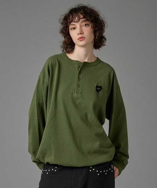 ONCILY（オンシェリー）の「HENRY NECK LONG SLEEVE T-SHIRT /ヘンリーネックロンT（Tシャツ/カットソー・メンズ・カーキ/ブラック系その他/杢グレー・SMALL/MEDIUM/LARGE）」の3枚目の写真