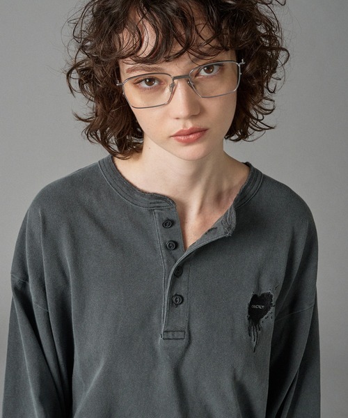 ONCILY（オンシェリー）の「HENRY NECK LONG SLEEVE T-SHIRT /ヘンリーネックロンT（Tシャツ/カットソー・メンズ・カーキ/ブラック系その他/杢グレー・SMALL/MEDIUM/LARGE）」の4枚目の写真