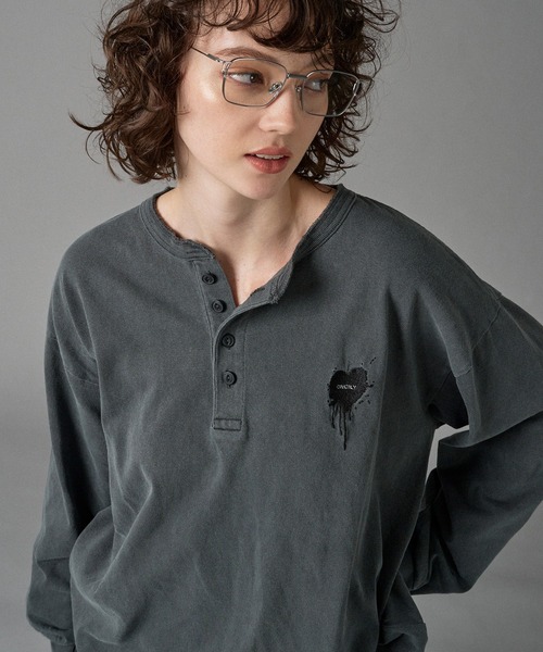 ONCILY（オンシェリー）の「HENRY NECK LONG SLEEVE T-SHIRT /ヘンリーネックロンT（Tシャツ/カットソー・メンズ・カーキ/ブラック系その他/杢グレー・SMALL/MEDIUM/LARGE）」の5枚目の写真