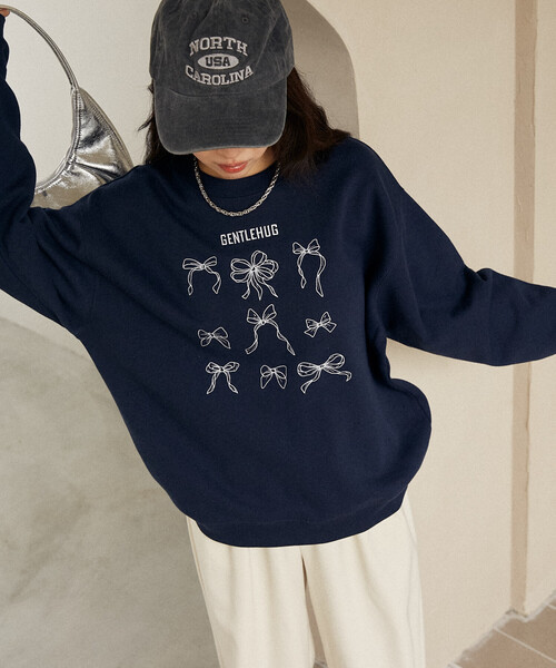 PUBLUX（パブリュクス）の「PUBLUX/パブリュクス リボン 刺繍 クルー スウェット　限定展開（スウェット・レディース・ブラック/チャコールグレー/ネイビー/ライトグレー・ﾌﾘ-）」の4枚目の写真