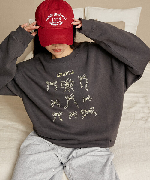 PUBLUX（パブリュクス）の「PUBLUX/パブリュクス リボン 刺繍 クルー スウェット　限定展開（スウェット・レディース・ブラック/チャコールグレー/ネイビー/ライトグレー・ﾌﾘ-）」の3枚目の写真