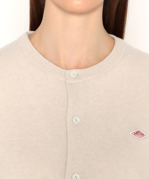 DANTON（ダントン）の「WOMEN'S LAMBSWOOL CREW NECK KNIT CARDIGAN（カーディガン/ボレロ・レディース・グレイッシュベージュ/ライトブルー/ピンク系その他/オートミール/レッド/ブラック/オフホワイト/ライトグレー/ダークグレー/モカ・34/36）」の17枚目の写真