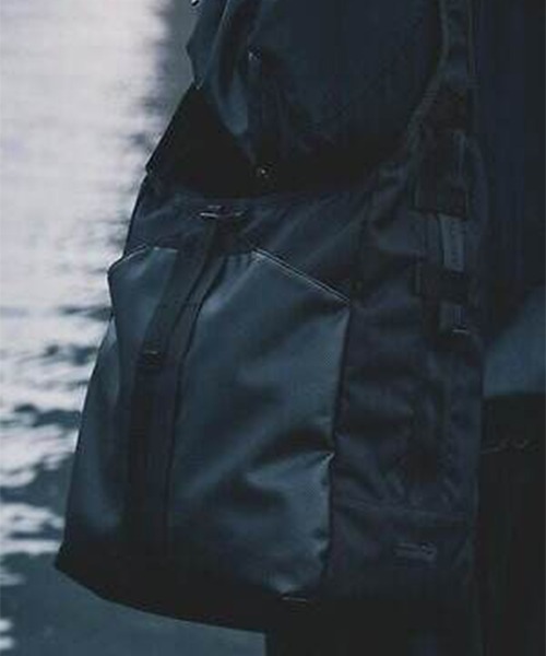 WHITE MOUNTAINEERING（ホワイトマウンテニアリング）の「【White Mountaineering/ホワイトマウンテニアリング】WM×BRIEFING HOBO SHOULDER TALL（ショルダーバッグ・メンズ・ブラック・FREE）」の3枚目の写真