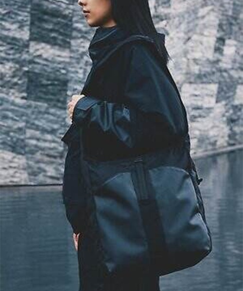 WHITE MOUNTAINEERING（ホワイトマウンテニアリング）の「【White Mountaineering/ホワイトマウンテニアリング】WM×BRIEFING HOBO SHOULDER TALL（ショルダーバッグ・メンズ・ブラック・FREE）」の4枚目の写真