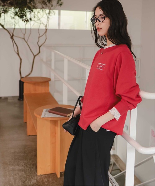 titivate(ティティベイト)の「オフショルダースウェットプルオーバー(スウェット・レディース・ベージュ系その他/レッド/オフホワイト/ネイビー/ブルー系その他/オートミール・FREE)」の9枚目の写真