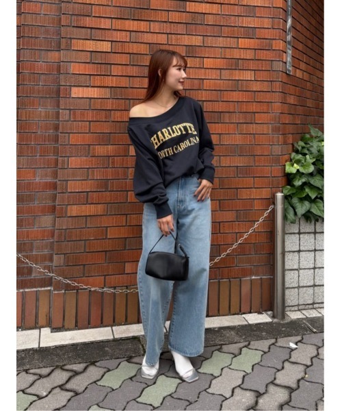 titivate(ティティベイト)の「オフショルダースウェットプルオーバー(スウェット・レディース・ベージュ系その他/レッド/オフホワイト/ネイビー/ブルー系その他/オートミール・FREE)」の7枚目の写真