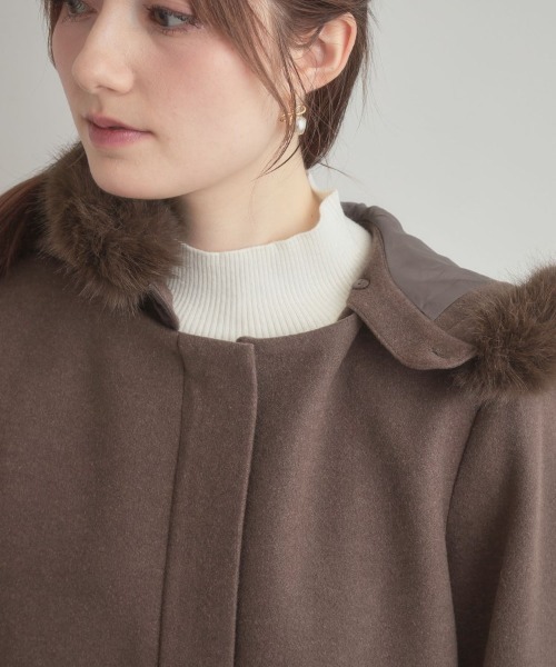couture brooch（クチュールブローチ）の「【大人可愛い・フード取り外し可能】フードフェイクファー ハーフ丈コート（その他アウター・レディース・ブラウン系/ナチュラル/グレー・38/36/42/40）」の4枚目の写真