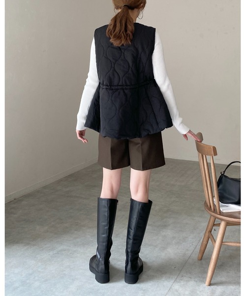 She's Closet(シーズクローゼット)の「ペプラムフレア中綿キルティングベスト(ベスト・レディース・モカ/アイボリー/ブラック・FREE)」の5枚目の写真