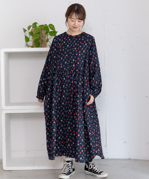 POU DOU DOU（プードゥドゥ）の「フラワープリント切替ギャザーワンピース（ワンピース・レディース・ネイビー/ブラック・M）」の2枚目の写真