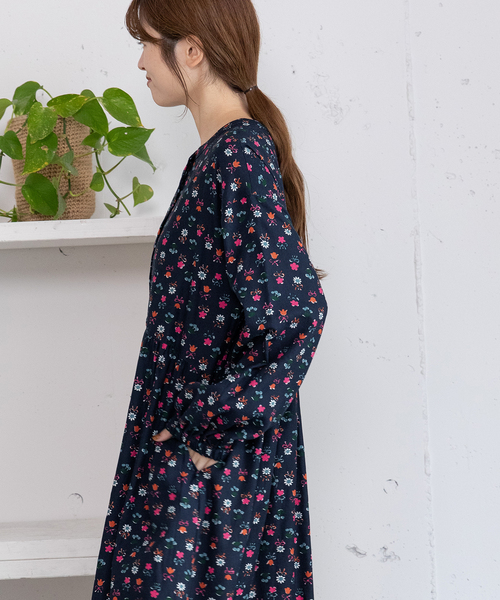 POU DOU DOU（プードゥドゥ）の「フラワープリント切替ギャザーワンピース（ワンピース・レディース・ネイビー/ブラック・M）」の17枚目の写真