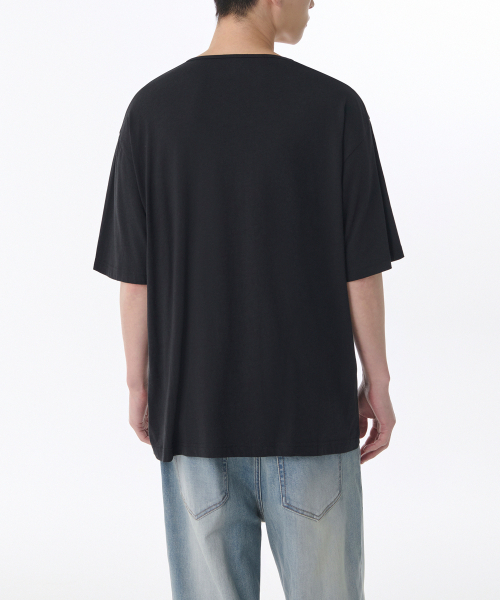 MUSINSA STANDARD（ムシンサスタンダード）の「リラックスドCRワイドスクープネックTシャツ[ブラック]（Tシャツ/カットソー・メンズ・その他・SMALL/MEDIUM/LARGE/X-LARGE/XX-LARGE/XXX-LARGE）」の2枚目の写真