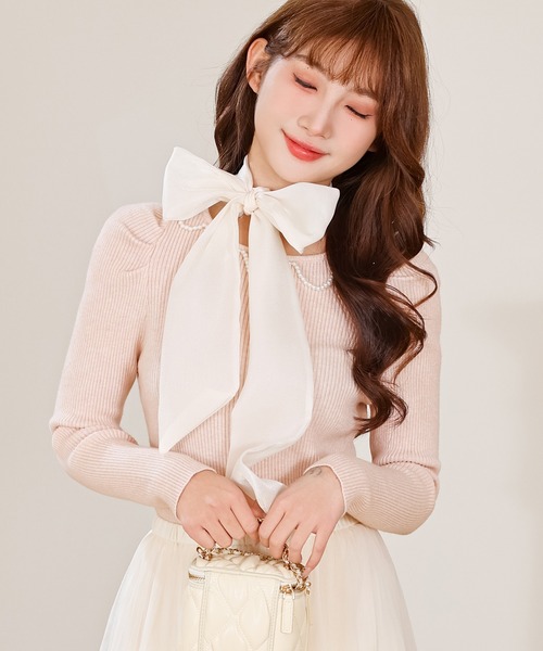 Anely(アネリー)の「チョーカー リボン パール リブ ニット トップス(ニット/セーター・レディース・ピンク/ブラック/アイボリー・FREE)」の2枚目の写真