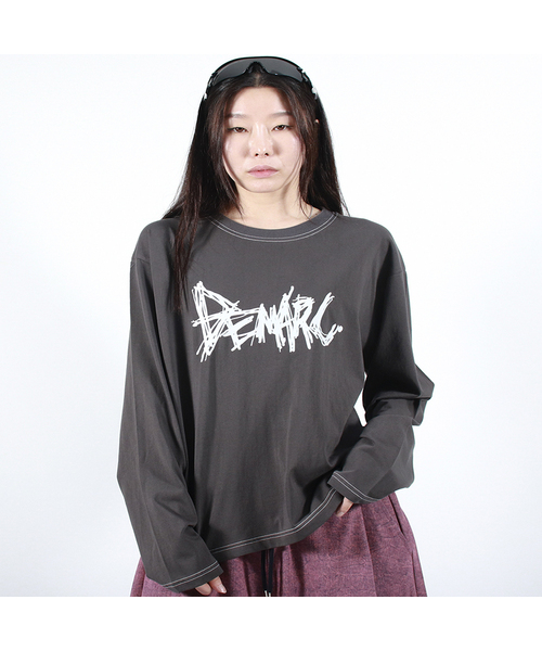 DEMARC(ドゥマーク)の「GRAFFITI LOGO TEXT BOXY LONG SLEEVE - Charcoal(Tシャツ/カットソー・レディース・その他・MEDIUM/LARGE)」の1枚目の写真