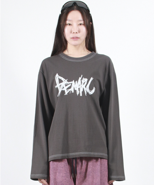 DEMARC(ドゥマーク)の「GRAFFITI LOGO TEXT BOXY LONG SLEEVE - Charcoal(Tシャツ/カットソー・レディース・その他・MEDIUM/LARGE)」の2枚目の写真
