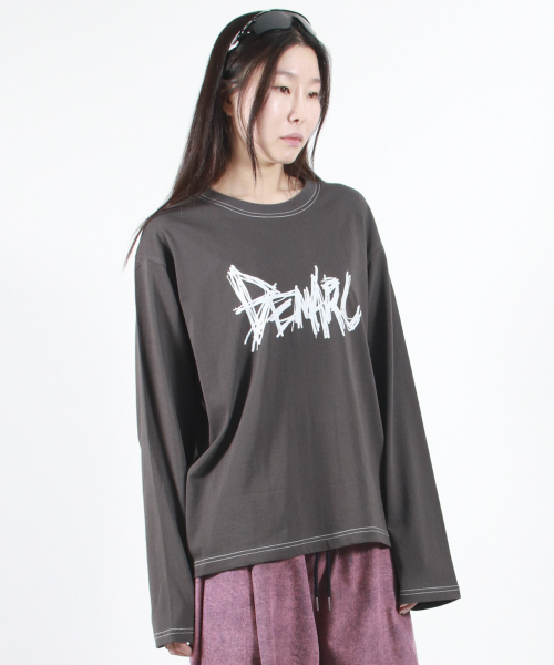 DEMARC(ドゥマーク)の「GRAFFITI LOGO TEXT BOXY LONG SLEEVE - Charcoal(Tシャツ/カットソー・レディース・その他・MEDIUM/LARGE)」の3枚目の写真