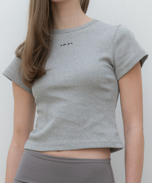 INJIACTIVE(インジアクティブ)の「スリムフィットロゴクロップTシャツ グレー(Tシャツ/カットソー・レディース・その他・ONE)」の2枚目の写真