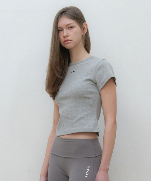 INJIACTIVE(インジアクティブ)の「スリムフィットロゴクロップTシャツ グレー(Tシャツ/カットソー・レディース・その他・ONE)」の3枚目の写真