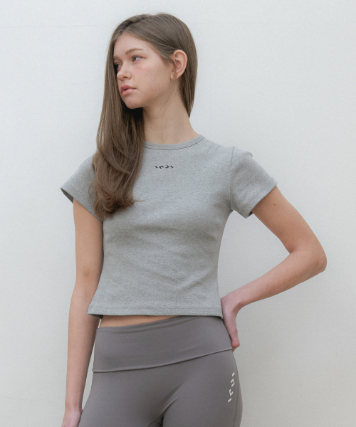 INJIACTIVE(インジアクティブ)の「スリムフィットロゴクロップTシャツ グレー(Tシャツ/カットソー・レディース・その他・ONE)」の4枚目の写真