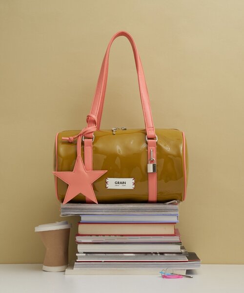 GRAIN（グレイン）の「【GRAIN/グレイン】スターチャーム付きエナメルロールボストンバッグ（ボストンバッグ・レディース・ブラウン/ネイビー/イエロー・FREE）」の3枚目の写真