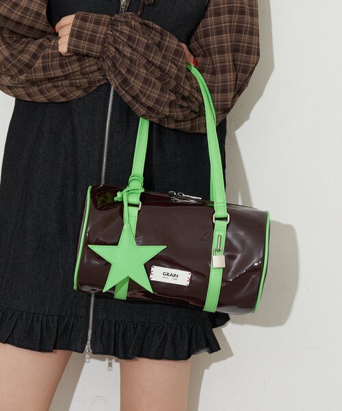 GRAIN（グレイン）の「【GRAIN/グレイン】スターチャーム付きエナメルロールボストンバッグ（ボストンバッグ・レディース・ブラウン/ネイビー/イエロー・FREE）」の5枚目の写真