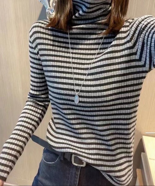 Flugge(フラッジー)の「タートルネックボーダートップス(その他トップス・レディース・グレー/ブラック・MEDIUM/LARGE)」の1枚目の写真