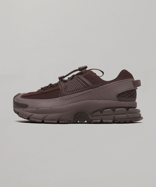 NIKE(ナイキ)の「NIKE WMNS ZOOM VOMERO ROAM HQ2181-500(スニーカー・レディース・バーガンディー・25cm/24.5cm/24cm/23.5cm/23cm)」の1枚目の写真
