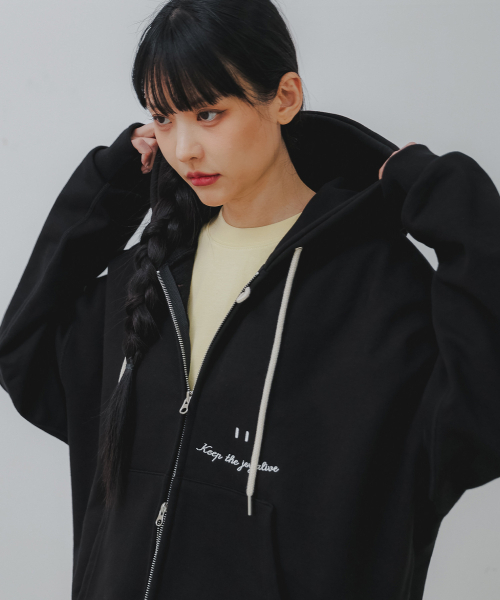 BAKKEN(バッケン)の「スマイル刺繍ロゴ2WAYボタンフードジップアップBK7985_ブラック(パーカー・メンズ・ブラック・FREE)」の3枚目の写真